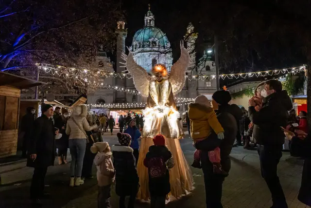 Das Christkind besucht den Art Advent auf Stelzen. | Foto: Lisa Maria Trauer