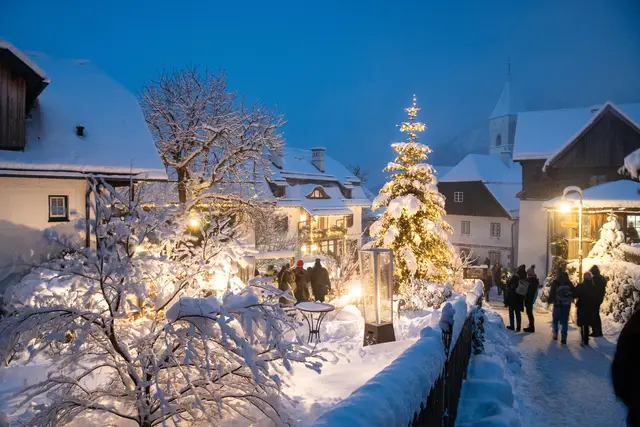 An den ersten beiden Adventwochenenden verwandelt sich das malerische Dorf Pürgg in ein weihnachtliches Gesamtkunstwerk. | Foto: Christoph Huber
