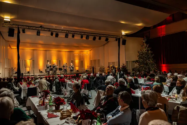 Die Weihnachtsfeier für alleinstehende Seniorinnen und Senioren findet seit mehr als 40 Jahren statt und bietet jährlich etwa 400 Menschen besinnliche Momente und weihnachtliche Freude. | Foto: Ines Entleitner