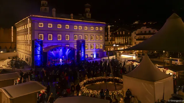 Der Schlossplatz Fügen verwandelt sich am Neujahrstag in eine Konzertarena.  | Foto: filmingpool.at