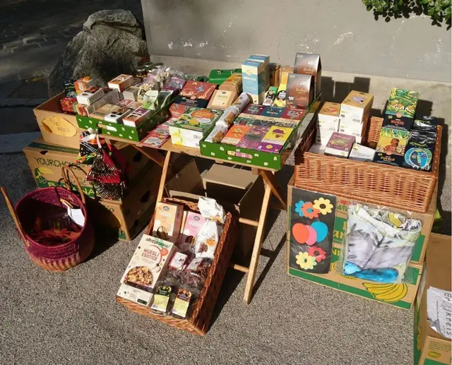 Die Produktpalette reicht von Handwerk und Seifen über salzige Knabbereien, Getreideprodukte bis zu Süßigkeiten wie Schokolade, Keksen, Nikoläusen etc. | Foto: Erdkreis, Ralf Jagenteufel