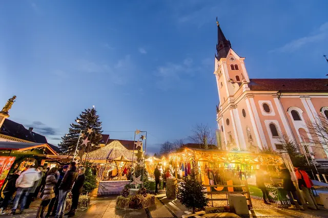 Der Gleisdorfer Hauptplatz verwandelt sich in einen magischen Adventmarkt. | Foto: M. Bergsteiger