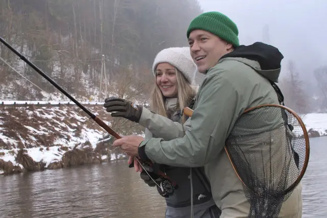 Paula Bründl und Sternekoch Philip Rachinger beim Fliegenfischen in der Großen Mühl (Fluss). | Foto: Eckert Film/Servus TV