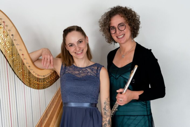 Patricia Gföller (Querflöte) und Katharina Troger (Harfe) sind als Solistinnen im bezaubernden Konzert für Flöte, Harfe und Orchester zu erleben.  | Foto: privat