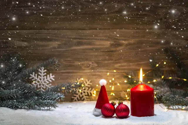 In der Bücherei in Schwarzenberg kommt Weihnachtsstimmung auf.  | Foto: smarterpix/02irina