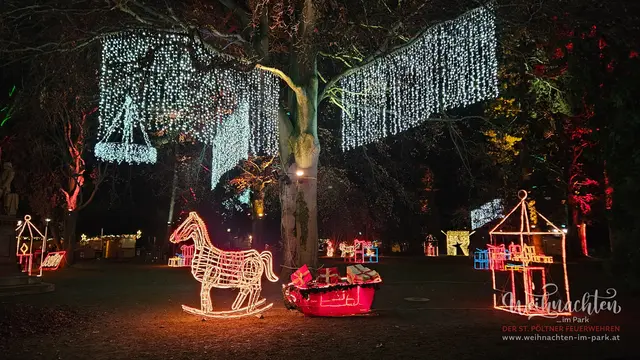 Festliche Beleuchtung im Park.  | Foto: Feuerwehren der Stadt St. Pölten.