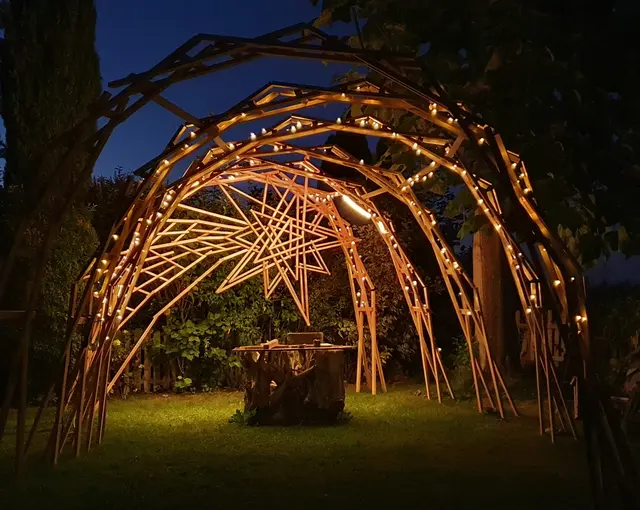 Der Lichterbogen wurde eigens für den Schlossadvent Bisamberg kreiert.  | Foto: Mathes