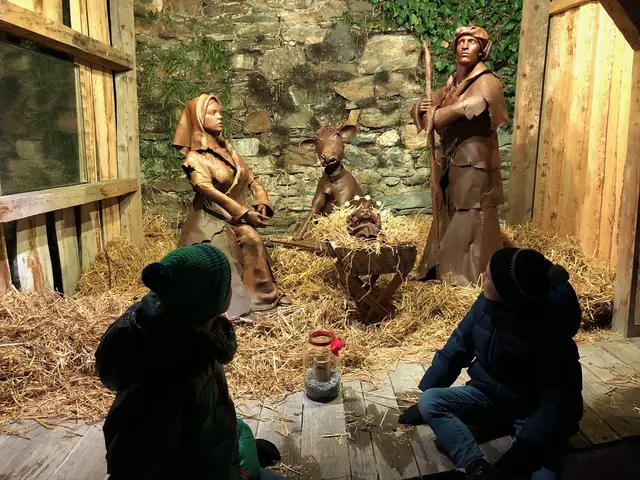 Die Grippenfiguren aus reinster Schokolade können von jung und alt bestaunt werden! Ein Werk von Fernsehköchein und Konditorweltmeisterin Eveline Wild.  | Foto: Helmut Riedl