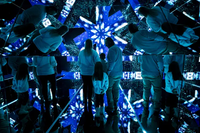 Weihnachten im Kaleidoskop: Auf dem Funkelpfad glitzert es, dass einem schwindelig werden kann. | Foto: Immersium Wien