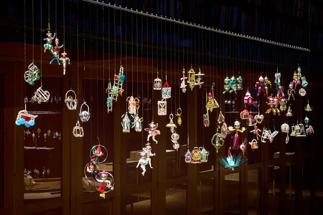 Die Ausstellung umfasst 800 kleine Kunstwerke aus Gablonz. | Foto: Mendez/MAK