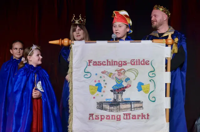 Das Prinzenpaar Christina Tatzgern und Otmar Schicho mit dem ersten Kinder-Prinzenpaar Marlies Tatzgern (links vorne) und Marcel Edelhofer (Redner Mitte) | Foto: Elisabeth Peinsipp
