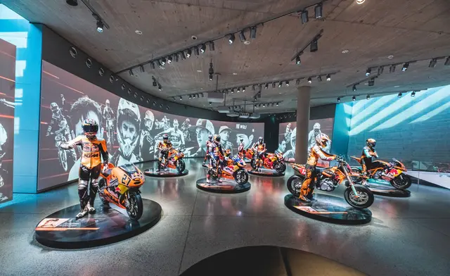 Die Heroes-Ebene beherbergt 28 KTM Champions, eingerahmt von einer 360-Grad Video Installation. | Foto: KTM Motohall