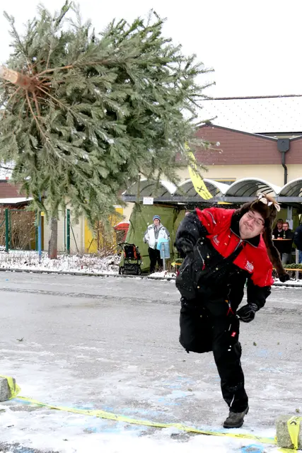 Christbaum-Weitwurf-Challenge in Hollenbach (Symbolbild) | Foto: Zaim Softic