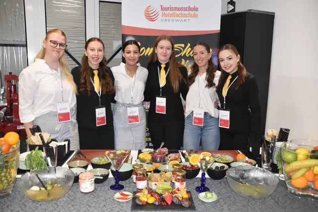 Fruchtige und kreative Cocktails gibt es in der Tourismusabteilung: Elena OttnerKlara SchreinerClara ManuelMarie GollatzLaura Vurglics und Valentina Unger | Foto: Michael Strini