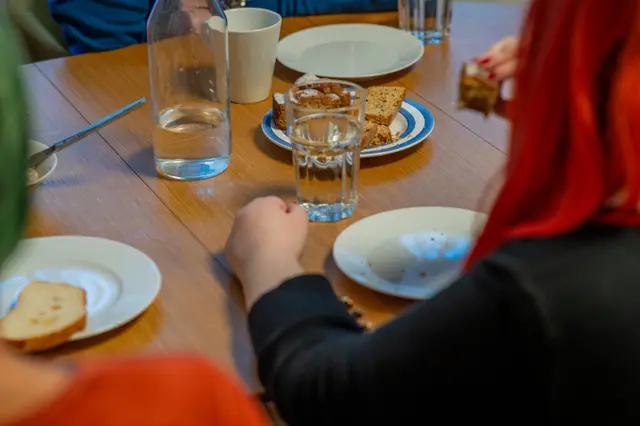 Bei Kaffee und Kuchen können sich psychisch belastete Erwachsene in Deutschlandsberg austauschen. | Foto: Saskia Kollegger/Achterbahn