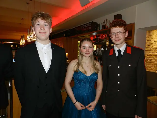 Bereits letztes Jahr unterhielten sich Nick Rueff, Hanna Becker, Simon Plesen beim Ball der Freiwilligen Feuerwehr Eichgraben ganz gut | Foto: Heribert Punz