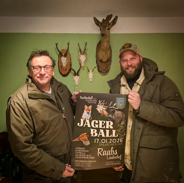 Obmann Sebastian Gerstorfer und Obmann-Stellvertreter Kurt Wessely präsentieren das Plakat zum Trachtenball der Jägerrunde Thayatal. | Foto: Jägerrunde Thayatal