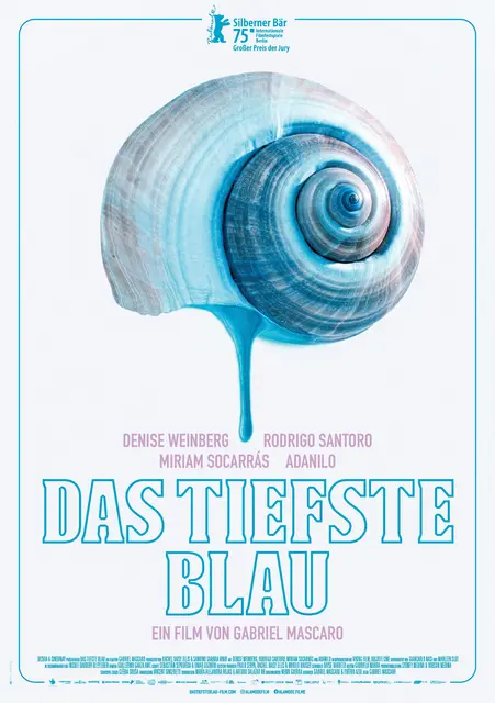Film DAS TIEFSTE BLAU - am Mi 25.3.2026 um 19:30 Uhr im Kino Zwettl/NÖ
Um die Produktivität zu steigern, befiehlt die brasilianische Regierung Älteren, in entlegene Kolonien zu ziehen. Eine 77-Jährige weigert sich und begibt sich auf eine Amazonasreise, die ihr Schicksal ändert.
Eine Satire über die Bedeutung von Freiheit und Selbstbestimmung im Alter 
