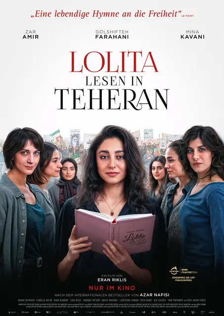 Film LOLITA LESEN IN TEHERAN am Mi 11.3.2026 um 19:30 Uhr im Kino Zwettl/NÖ
Als die islamische Sittenpolizei die Universitäten in Beschlag nimmt, versammelt die Literaturprofessorin Azar Nafisi heimlich sechs ihrer engagiertesten Studentinnen, um verbotene westliche Klassiker zu lesen.
Ein bewegendes Drama über die stille Macht der Worte
