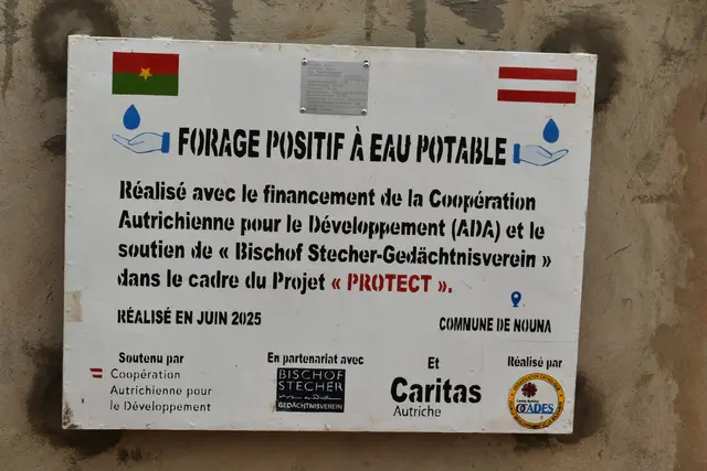 Gedenkplakette an einem Brunnen erinnert an Bischof Reinhold Stecher, der mit seinem Leitwort „Dienen und Vertrauen“ das kirchliche und gesellschaftliche Leben in Tirol nachhaltig geprägt hat. | Foto: Bischof Stecher Gedächtnisverein