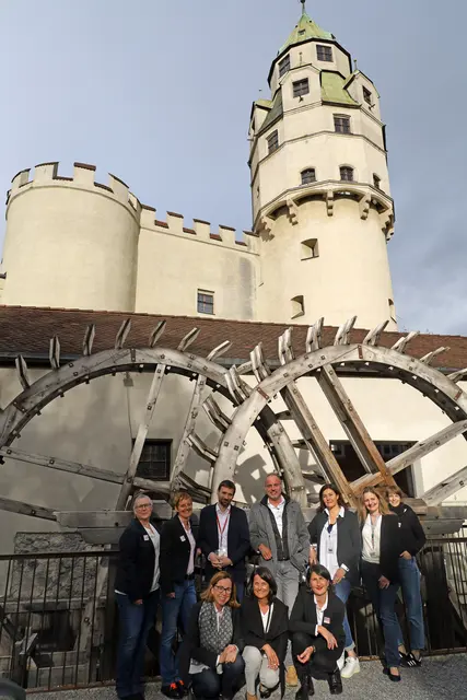 Die Austriaguides Tirol beim Gruppenbild am Münzerturm in Hall: Am Welttag der Fremdenführer öffnen sie ihre Türen für spannende Einblicke in Geschichte und Kultur. | Foto: Hall-Wattens Tourismus