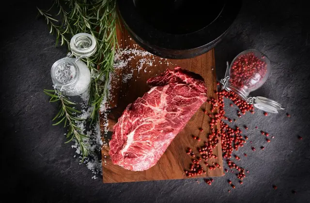 Für den "Steak Special Cuts"-Grillkurs machen das Team vom Weber Original Store und Wiesbauer Gourmet gemeinsame Sache. | Foto: Weber