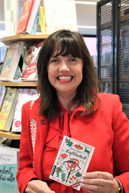 Martina Parker präsentiert ihr neues Buch. | Foto: Edith Ertl