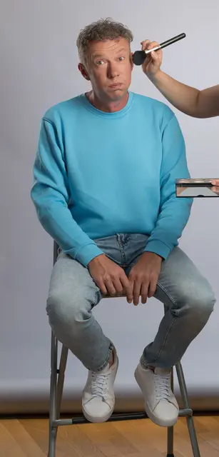 Mario Sacher nimmt in seinem Kabarettprogramm "Schön.Schöner.Jetzt!" die österreichische Kunst des "Raunzens" unter die Lupe. | Foto: Leica/Werner Harrer