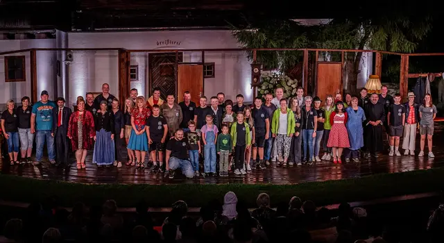Das Ensemble des Freilufttheaters der Brandluckner Huabn vor der eindrucksvollen Kulisse des alten Bauernhauses. Die historische Ansicht verleiht jeder Inszenierung eine besondere Atmosphäre und macht den Theaterabend unter freiem Himmel zu einem unvergesslichen Erlebnis. | Foto: Jacqueline Feichtinger 