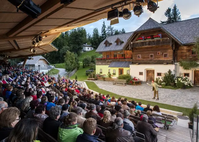Das Freilufttheater auf der Brandluckner Huabn bildet die stimmungsvolle Kulisse für die Komödie „Die Pension Schöller“. Vor dem historischen Bauernhaus entfaltet sich unter freiem Himmel ein sommerlicher Theaterabend voller Humor und turbulenter Verwechslungen. | Foto: Harald Eisenberger
