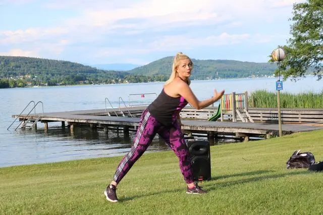 Spaß und Freude an der Bewegung: Zumba-Kurse mit Martina Drobesch finden immer donnerstags im Strandbad Reifnitz statt. | Foto: TI Maria Wörth