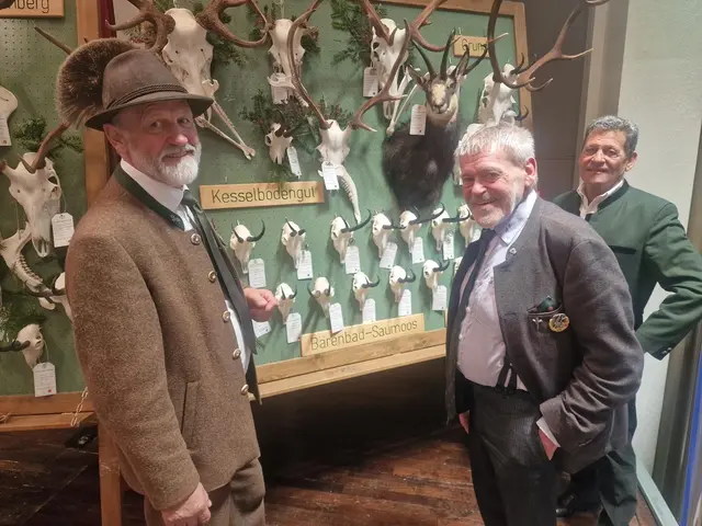 Bezirksjägermeister Michael Lamprecht, Landes-Jägermeister Anton Larcher und Franz Posch (v.l.) machten sich bei den Unterinntaler Jagdtagen 2025 ein Bild der ausgestellten Trophäen.  | Foto: Silberberger