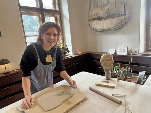 Anna Petrlic in ihrem Keramikstudio im Schenghaus in St. Barbara-Veitsch bei der Arbeit. | Foto: MeinBezirk/Angelina Koidl