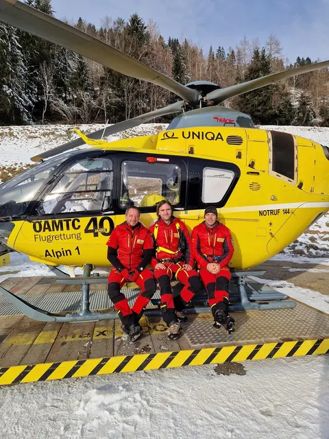 Flugretter Josef Ehgartner (rechts) gibt Einblicke in das Flugrettungswesen. | Foto: ÖAMTC Kärnten