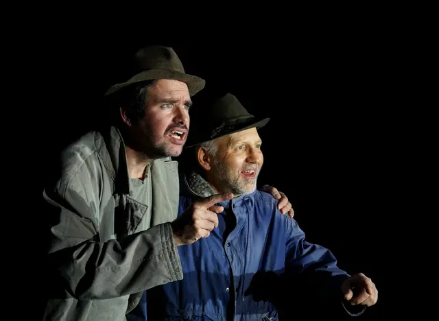 Klaus Reitberger als Wladimir und Franz Osl als Estragon in Samuel Becketts Theaterklassiker „Warten auf Godot“ – zwei Landstreicher warten an einem kahlen Baum auf den geheimnisvollen Godot. | Foto: Maria Elisabeth Reitberger