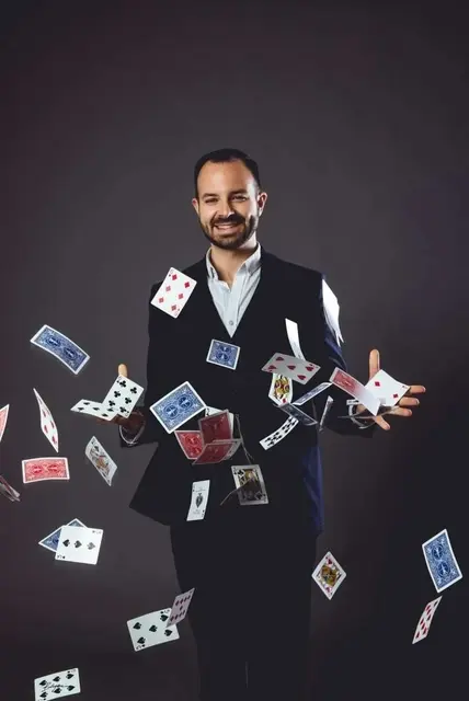 Kulinarik und Magie: Zauberkünstler Benjamin Sauseng sorgt in der Weber Erlebniswelt für einen zauberhaften Dinnerabend. | Foto: Weber Grill