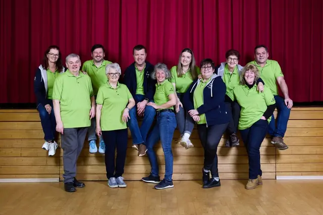 Die "Theatermacher" in Freinberg (von links nach rechts): Elisabeth Stadler, Johann Demmelbauer (Spielleiter), Florian Heindl, Hilde Neulinger, Bernhard Schimek, Irene Neulinger, Maria Schachner (Souffleuse), Anita Marschall, Karin Wengler, Vroni Kasbauer und Rudi Kasbauer.  | Foto: Andreas Jank