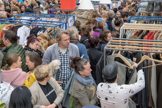 Auf dem Kostümflohmarkt ist der Andrang groß. | Foto: Georg Soulek