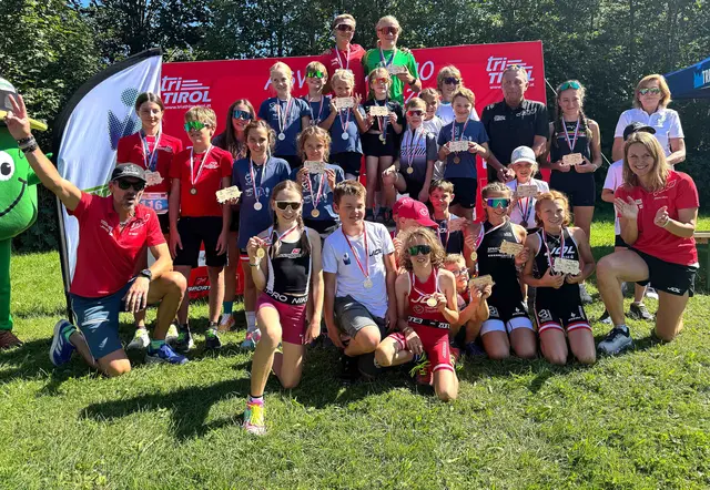 So jubeln und strahlen die Nachwuchsteilnehmer am „ASVÖ Euregio Kinder Triathlon Zug 2026“, wie hier in Söll als Tiroler Meister mit Olympiateilnehmerin und Zugkoordinatorin Eva Dollinger, Präsident Julius Skamen, Sportkoordinator David Jenewein und GF-Präsidentin Gabi Hausberger | Foto: Julius Skamen