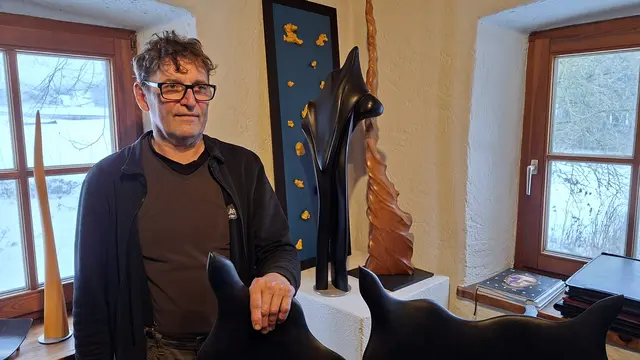 Am Freitag, 1. Mai, findet ab 17 Uhr eine Vernissage des Bildhauers Michael Willnauer, Sohn des Herrgottschnitzers Poldi Willnauer, in den Gemäuern des "Alten Forsthauses" in Freinberg statt.  | Foto: Willnauer
