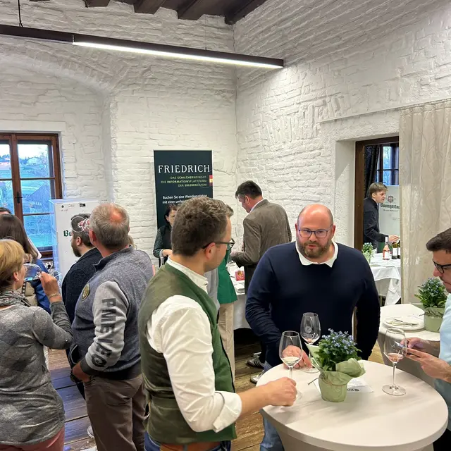 Unter dem Motto "Erlebe Wein mit Freunden und netten Bekanntschaften" präsentieren am 17. und 18. April 2026 im Schloss Sigharting 18 ausgewählte Winzer aus ganz Österreich ihre besten Weine.  | Foto: Kiwanis Club Schärding