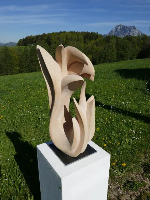 Die Ausstellung "Atmosphären" zeigt zum einen Naturholzarbeiten von Markus Treml.  | Foto: Treml