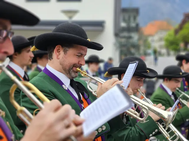 Mit zünftigen Märschen begleiten die Musikanten die Landecker durch den 1. Mai. | Foto: Thomas Sprenger