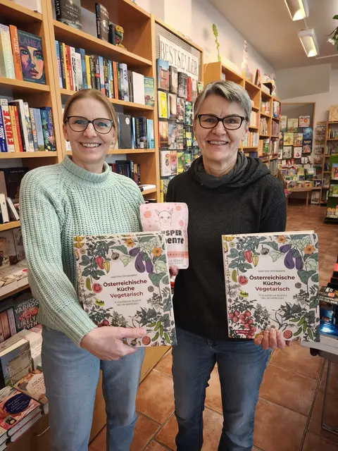 Autorin Martina Enthammer und Buchhändlerin Maria Gurtner freuen sich auf die Buchpräsentation. | Foto: Maria Gurtner
