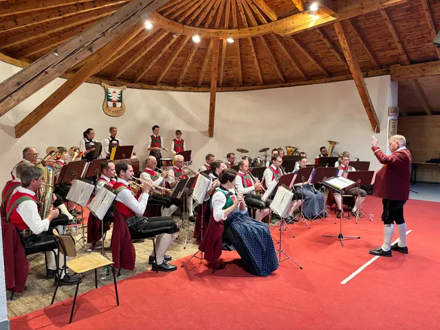 Am 30. April betritt die Musikkapelle Kreith wieder die Showbühne im überdachten Pavillon in Mutters. | Foto: Hassl