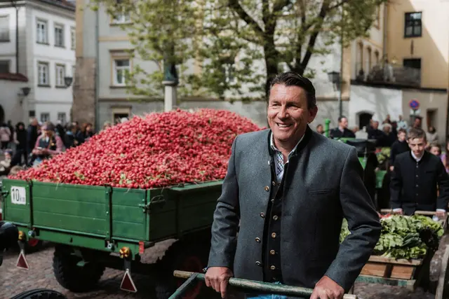 Eröffnet wird das Fest traditionell mit dem Anstich des Freibierfasses – vorgenommen von den Bürgermeistern von Hall und Thaur, gemeinsam mit Radieschenprinzessin Anna. | Foto: Stadtmarketing Hall in Tirol