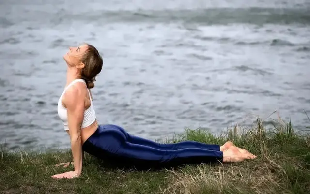 Die zertifizierte Yoga-Trainerin Marie Leopoldsberger von Happy Hearts Yoga führt dich durch eine fließende Flow-Yoga-Stunde am Teich.  | Foto: Peter Hinsmann