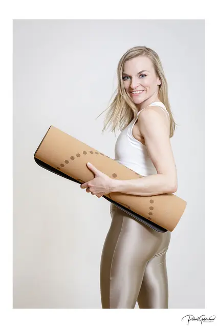 Die zertifizierte Yoga-Trainerin Marie Leopoldsberger von Happy Hearts Yoga führt dich durch diese fließende Yoga-Einheit.  | Foto: Robert Goldschmid