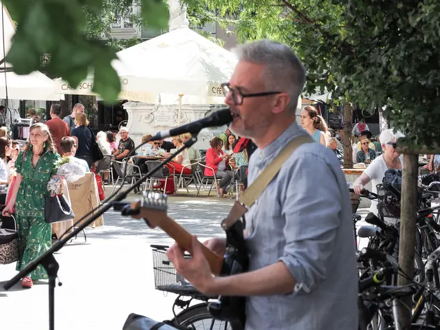 Musiker und Freiraum-Programmverantwortlicher Martin Rotheneder sorgt mit 14 Acts in St. Pöltens Innenstadt auch heuer wieder für die musikalischen Samstagvormittage im Rahmen der Musik.stp Straßenkonzerte.  | Foto: Rlebnisreich