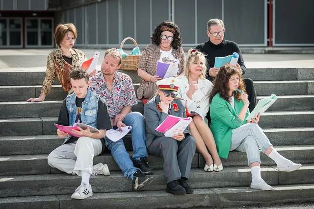 Die Stadtbühne Wörgl feiert ihr 40-jähriges Jubiläum und präsentiert die Komödie „Diesmal was mit Niveau!“. | Foto: Hannes Mallaun